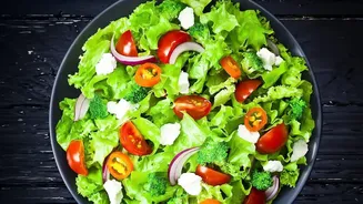 A Crisp Salad Starts with Thoroughly Dried Leaves