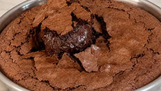 Brownie de frigideira quentinho e cremoso para o café da tarde