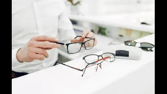 7 Frame Kacamata Laki-Laki yang Lagi Tren, Tebal dan Geometris!