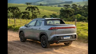 Toyota Corolla picape já está na ruas e versão híbrida flex chega no ano que vem