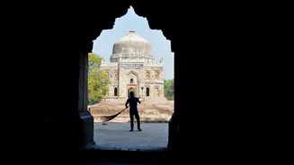 Delhi 40°C with 13% humidity: why dry-heat shadows give zero relief today