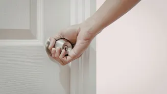 Dormir com a porta aberta ou fechada faz diferença na sua energia; entenda o que é melhor