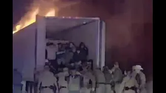 Caminhão com 39 imigrantes pega fogo após perseguição nos EUA.Vídeo