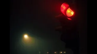Sinal vermelho de madrugada: posso avançar ou vou levar multa? Veja o que diz o CTB