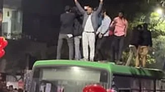 Pune's FC Road Comes Alive On New Year's Eve; Viral Videos Show Youth Dancing On PMPML Buses