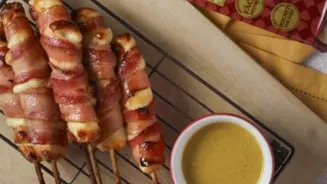 Espetinho de queijo coalho com bacon para o churrasco