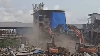 Lathi Charge in Bandra, After Protesters Clash With Police During Garib Nagar Demolition Drive in Mumbai