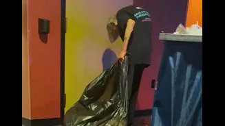 Jovem arrecada R$ 800 mil para idosa se aposentar: trabalha na limpeza de cinema