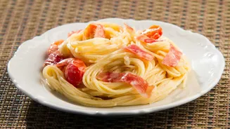 Cabelinho de anjo com salame e tomatinhos