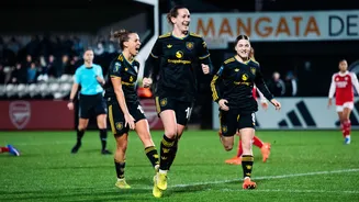 Sejarah Tercipta! Man Utd Tumbangkan Arsenal & Lolos Ke Final Piala Liga Wanita Untuk Pertama Kalinya, Diwarnai Kartu Merah Bintang Kanada