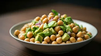 Nourish and Flourish: The 5-Ingredient Anti-Inflammatory Avocado & Chickpea Lunch for Healthy Aging