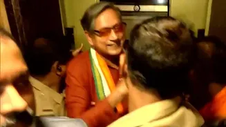 Shashi Tharoor : হোটেলের লিফ্টে আটকে পড়লেন সাংসদ, ভয়ঙ্কর অভিজ্ঞতা