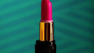 Glossy Lips Are Pairing With Softer Makeup Looks