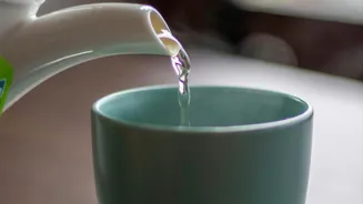 Beber água quente ao acordar faz bem? Veja o que diz a tendência “chinamaxxing”