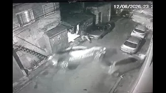 Viatura capota durante perseguição, atinge carro e mata pedestre.Vejavídeo