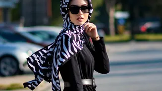 The 2026 Headband Comeback: A Small Accessory for Monochrome Dressing in Focus