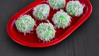 Malaysian Street Sweets That Make Coconut the Main Attraction