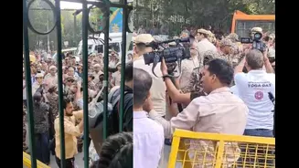 Jamia Protest Turns Chaotic After Students Detained At Campus Gate | Video