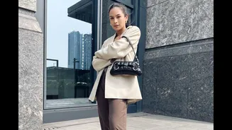 10 Ide Smart Casual Outfit a la Selebritas, Elegan!