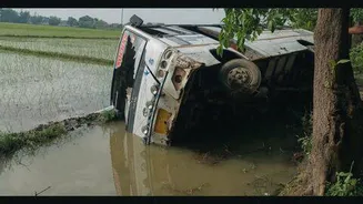 Villagers rescue students from DPS bus overturned in Rohtas, Bihar