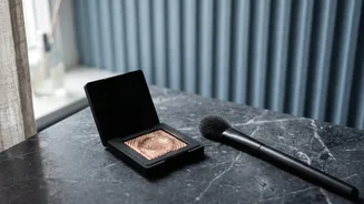 How Metallic Eyeshadow Can Work As A Small Detail Instead Of A Full Glam Look