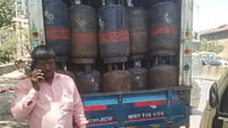 Mumbai Crackdown: ₹40 Lakh Worth Illegal LPG Cylinders Seized In Dongri, 8 Vehicles Intercepted