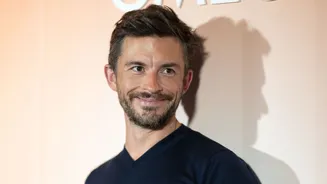 Jonathan Bailey reflete como sua sexualidade impactou na carreira:'Disposto a correr esse risco'