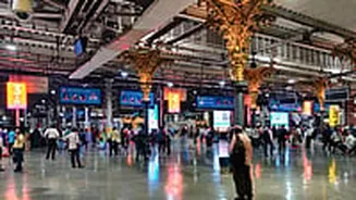 Mumbai Trains Delayed During Peak Hours After Signal Glitch Near CSMT