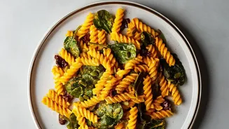 One-Pot Spinach Tomato Pasta Keeps Summer Dinner Simple and Fibre-Rich