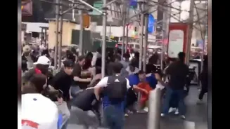 Vídeo mostra momento em que tiros são ouvidos na Times Square, em NY.Vejavídeo