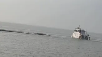 Bangladeshi Cargo Vessel Sinks in West Bengal's Muriganga River After Engine Failure; All Crew Rescued by Cops