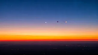 See Spectacular Three Planet Horizon Alignment Right After Sunset