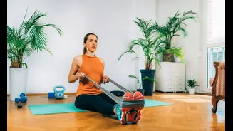 Remada com elástico em casa: como treinar costas com mais segurança
