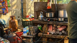No Gas For Momos, Tea Or Biryani: Delhi's Street Vendors On Edge As LPG Crisis Bites Amid West Asia War
