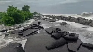 Cyclone Arnab remains nearly stationary off Andhra coast, landfall to continue for 2-3 hours