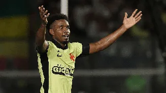 Thiago Mendes sofre ataques racistas após provocar Boca Juniors