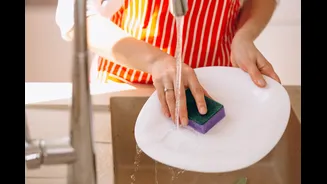Esponja de cozinha libera microplásticos a cada lavagem, afirma estudo