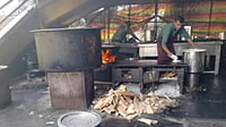 LPG Crisis Hits Chhatrapati Sambhajinagar: Eateries Forced To Cook On Chulhas & Coal