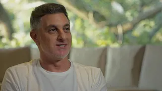 Aos 54 anos, Luciano Huck revela acidente inusitado na infância após tentar'voar'
