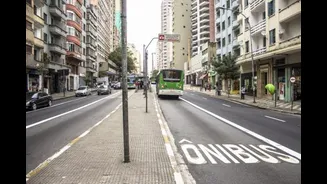 Carros compactos, motos, patinetes: a solução para o trânsito pode estar nas faixas de ônibus