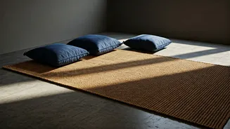 Decor Feeds Adore Low-Slung Jute Mats With Indigo Cushions