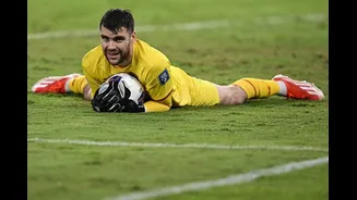 Ajax Amsterdam Resmi Perkenalkan Maarten Paes