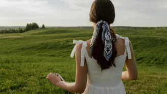 These scarf hairstyles will brighten up any outfit