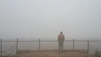 Taj Mahal Lost! As Pollution Chokes India, Agra's Iconic Attraction DISAPPEARS Behind Think Smog | VIRAL