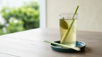 Cold-Brewing Keeps Herbal Aromas Intact When Blending Fresh Lemongrass With Premium Tea Leaves