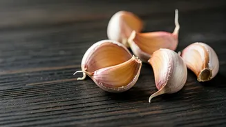 Raw Garlic: Benefits, Side Effects, & Daily Consumption