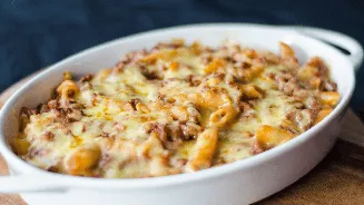 Macarrão com cheddar e carne moída rápido para um almoço de última hora