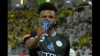 Jogador comemora gol com caneleira de time rival e será dispensado.Vejavídeo
