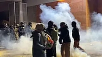 USA: Violent Clashes Erupt Outside Portland ICE Facility After Fatal Shooting Of Alex Pretti; Federal Agents Deploy Tear Gas, Flash‑Bangs | VIDEO