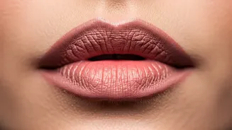 Blurred Lips Are The Ultimate Cool-Girl Beauty Move